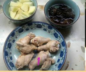 土豆洗净切块，木耳泡发洗净撕成小块。翅根洗净，放沸水中焯去血沫。