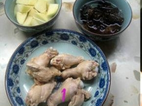 土豆洗净切块，木耳泡发洗净撕成小块。翅根洗净，放沸水中焯去血沫。