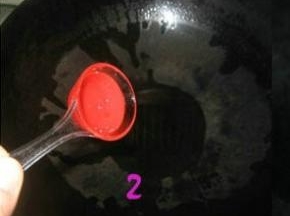 锅中放入15ml油
