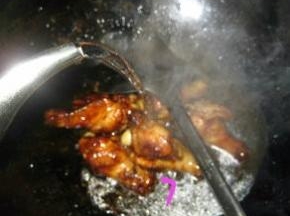 锅内倒入开水，水量没过翅根1CM，中火炖15分钟。