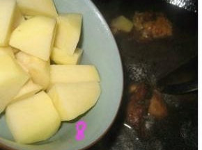 倒入土豆块