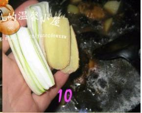 放入葱段及姜片，盖上锅盖，中火炖至汤浓稠。根据个人口味，加盐调味。（盐的量依个人口味添加，老抽和蚝油都较咸，最后这盐我是没加）
