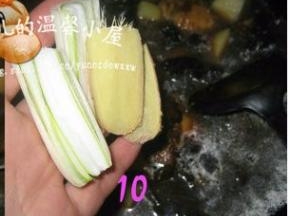 放入葱段及姜片，盖上锅盖，中火炖至汤浓稠。根据个人口味，加盐调味。（盐的量依个人口味添加，老抽和蚝油都较咸，最后这盐我是没加）