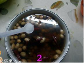 在煮好的辣椒花椒水中加入1小匙盐，再将花生倒入辣椒水中，浸泡三个小时（不着急吃，可以让花生在辣椒水中浸泡时间长些，这样会更入味）；