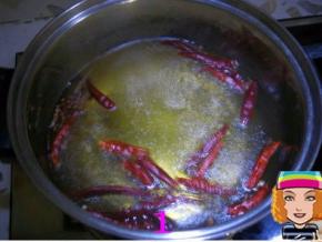 锅中注入清水，取方子中20颗干辣椒及2克花椒放入水中，大火烧沸后煮五、六分钟关火
     （为了让辣椒味道更好的释放出来，可以在洗净的每个辣椒上剪一口，再放进锅中）；
