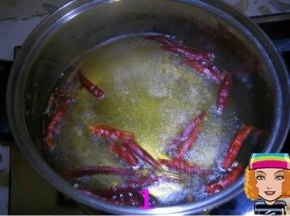 锅中注入清水，取方子中20颗干辣椒及2克花椒放入水中，大火烧沸后煮五、六分钟关火
     （为了让辣椒味道更好的释放出来，可以在洗净的每个辣椒上剪一口，再放进锅中）；