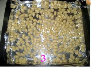把浸泡好的花生去皮，用厨房纸巾擦干花生水份；
将花生放在烤盘上，烤箱预热200度，中层，烤25分钟（温度视自家烤箱情况灵活掌握，随时观察，以免花生烤糊）；