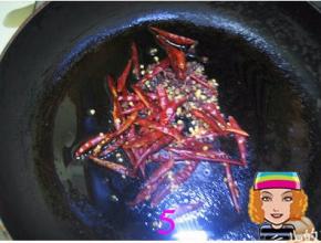 锅中倒入15ml色拉油，将干辣椒及2克花椒放中锅中，小火爆香；