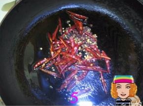 锅中倒入15ml色拉油，将干辣椒及2克花椒放中锅中，小火爆香；