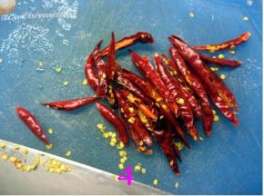 取方子剩余的20颗辣椒洗净，每个辣椒从中间切开；