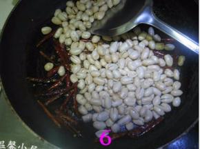 倒入烤好的花生，翻炒均匀；