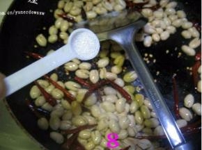 加入1/2小匙糖，小火慢慢翻炒30分钟。盛出放凉即可食用
  (刚炒好的花生不酥脆，放凉后就会变得又辣又麻又脆。如果觉得味道有些淡，可以在出锅后再加些盐拌匀即可）。