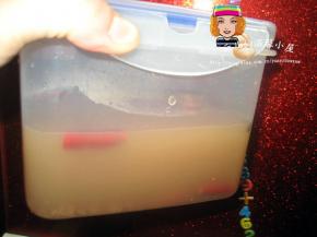 头次煮好的辣椒花椒水做完不要倒掉，可以装盒放冰箱冷冻。下次做时解冻后，视花生的量再酌情添加花椒、辣椒和盐的量。这种花椒辣椒水一般可以重复使用三至四次，千万不要用一次就扔啦，那太浪费!