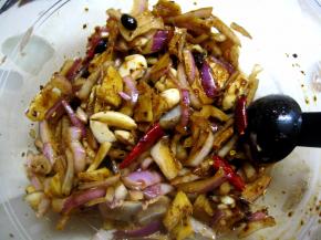 鸡翅清洗干净，控干水份；蒜用刀拍扁，姜切片，洋葱切片；