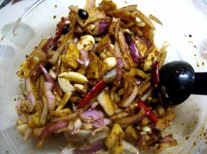 鸡翅清洗干净，控干水份；蒜用刀拍扁，姜切片，洋葱切片；