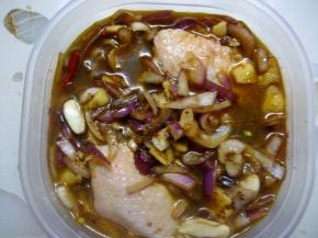 将鸡翅放入混合好的调料中，盖上盒盖，放冰箱冷藏24小时；