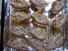 烤盘垫上锡纸，将腌制好的鸡翅放在烤网上，表面撒上孜然粒。

烤箱预热230度，中层，烤20分钟，中间烤10分种后取出将鸡翅翻面，接着烤10分
钟；最后将温度调到250度，继续烤10分钟。
注：1、烤的过程中要随时观察，以免烤糊；烤的时间要根据鸡翅的大小来决定。