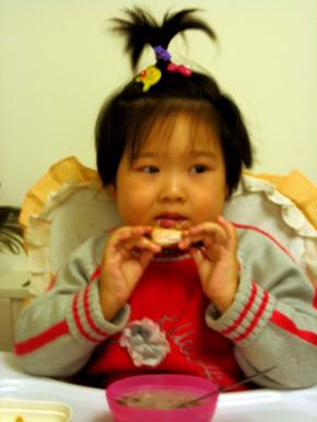 忍不住啦，先撕一丝鸡肉！