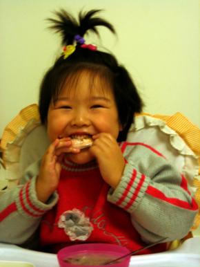 不管啦，开吃。太好吃啦。小 丫头当时吃了四个，我姐说她吃太多，她振振有词：”我四岁嘛，当然吃四个“。