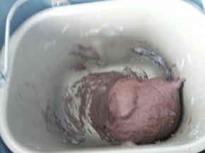 先做面包的面团，将除黄油意外的所有材料放入面包机中搅拌至扩展状态，放入软化好的黄油继续和面至出膜状态。