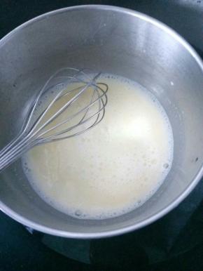 和面的同时做麻薯馅料，把纯牛奶细砂糖黄油隔水加热至混合状态，加入糯米粉，木薯粉搅拌均匀后放入一个有点深度的盘子里（个人推荐用披萨盘）蒸制20分钟左右晾凉