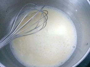 和面的同时做麻薯馅料，把纯牛奶细砂糖黄油隔水加热至混合状态，加入糯米粉，木薯粉搅拌均匀后放入一个有点深度的盘子里（个人推荐用披萨盘）蒸制20分钟左右晾凉