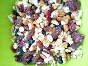 制作坚果料，个人干果可以随意搭配，核桃，杏仁，蔓越莓，葡萄干等等都可以，随个人口味，个人觉得核桃， 蔓越莓，和葡萄干一定不能少，酸酸甜甜甜的特别好吃，用量也是看个人喜好，可以少一些，也可以多一些