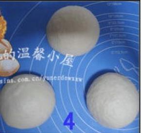 将面团分成三等份，排气滚圆，覆盖保鲜膜松驰20分钟；