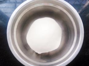 揉成光滑的面团，盖上湿布或者保鲜膜发酵。