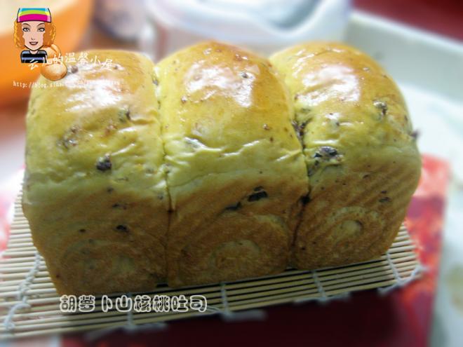 【胡萝卜山核桃吐司】：松软的吐司；大鼻子的面包超人！