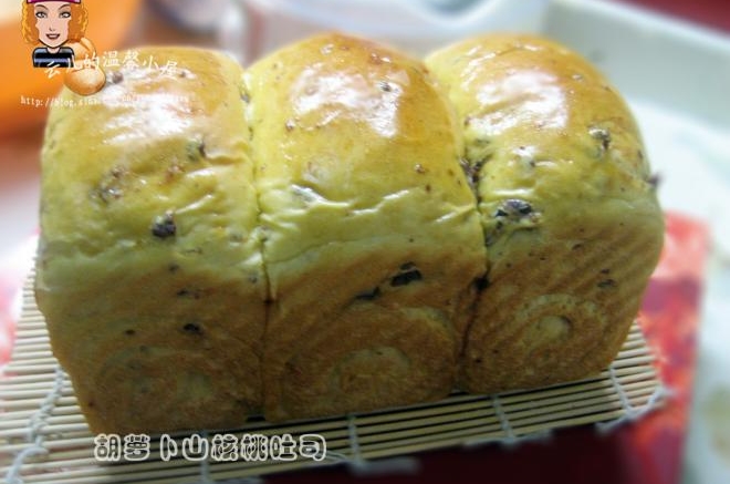 【胡萝卜山核桃吐司】：松软的吐司；大鼻子的面包超人！