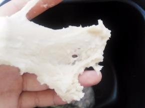 除黄油和香肠以外的所有食材放入面包桶，启动和面功能，面团可以拉出较粗的薄膜即可。