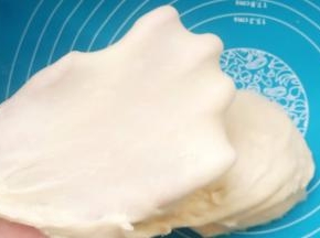 继续启动和面程序，面团可以拉出完美的手套膜。盖上湿布发酵至两倍大。