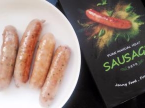 面团发酵的同时，将香肠煎好。