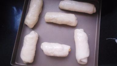 依次做好，放入烤盘，继续发酵至两倍大。抹上蛋液。