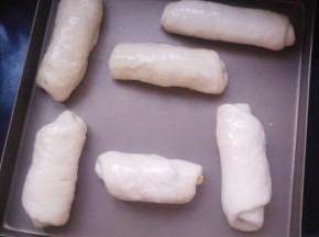 依次做好，放入烤盘，继续发酵至两倍大。抹上蛋液。