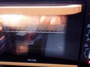 烤箱预热180℃，中层烤18分钟。