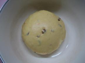 把揉好的面团收入容器中，盖上保鲜膜放温暖处发酵；