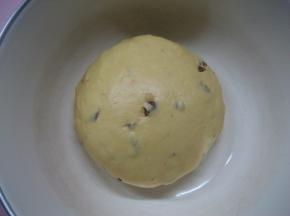 把揉好的面团收入容器中，盖上保鲜膜放温暖处发酵；