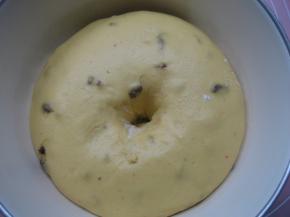 面团发酵至原体积两倍大，用手指在面团表在戳个洞，洞口不回缩表示发酵完成；