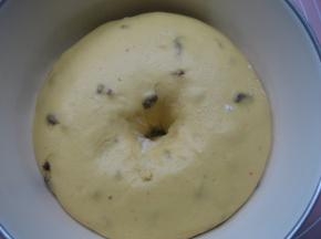 面团发酵至原体积两倍大，用手指在面团表在戳个洞，洞口不回缩表示发酵完成；