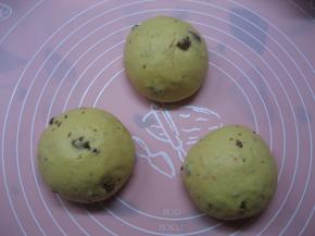 发酵好的面团分割三等份，分别滚圆，盖上保鲜膜松驰15分钟；