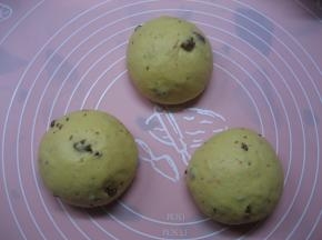 发酵好的面团分割三等份，分别滚圆，盖上保鲜膜松驰15分钟；