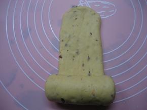 由下至上卷起，压薄底边，捏紧收口；