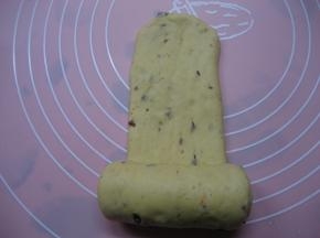 由下至上卷起，压薄底边，捏紧收口；