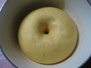 面包超人造型面包：面团材料同胡萝卜吐司材料   
馅料：适量红豆沙馅（我用的王致和红豆馅）。

将除黄油外的材料混合均匀（避免酵母和糖盐一同加入。水的份量可先添加2/3，余下1/3做为视情况添加），放冰箱冷藏30分钟后取出；将面团揉至光滑状，加入软化的黄油，将面团揉至扩展阶段（抻开面才后的边缘呈锯齿状）;揉好的面团收入容器，发酵至两倍大。