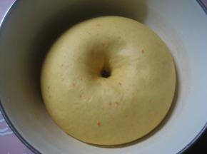 面包超人造型面包：面团材料同胡萝卜吐司材料   
馅料：适量红豆沙馅（我用的王致和红豆馅）。

将除黄油外的材料混合均匀（避免酵母和糖盐一同加入。水的份量可先添加2/3，余下1/3做为视情况添加），放冰箱冷藏30分钟后取出；将面团揉至光滑状，加入软化的黄油，将面团揉至扩展阶段（抻开面才后的边缘呈锯齿状）;揉好的面团收入容器，发酵至两倍大。