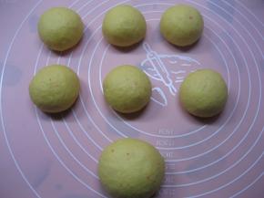 面团排气后，分割成60克/个的面团滚圆，余下面团也滚圆，罩上保鲜膜松驰15分钟；