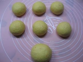 面团排气后，分割成60克/个的面团滚圆，余下面团也滚圆，罩上保鲜膜松驰15分钟；