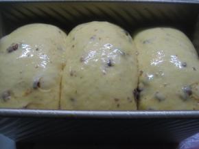 面团发至九分满，表面刷蛋液。烤箱预热190度，底层，烤35分钟，表面上色后要加盖锡纸。
  温度及烤制时间视自家烤箱情况来定。